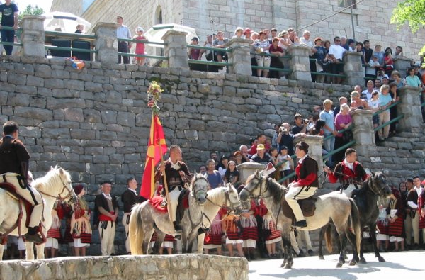 The escort of the flag, from the broom's house.