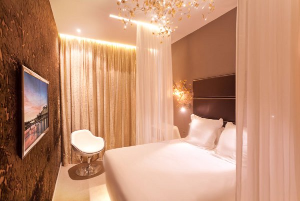 Quaint, cozy, chic - a standard room at Hotel Legend