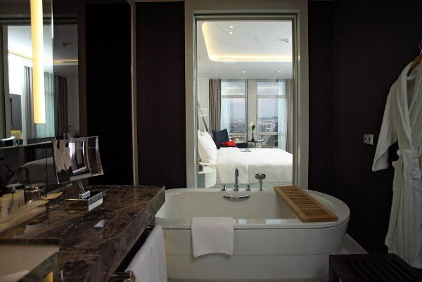 Deluxe Room Bathroom (Le Méridien Istanbul Facebook)