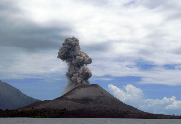 Volcanic activity at Anakrakatau, 2008