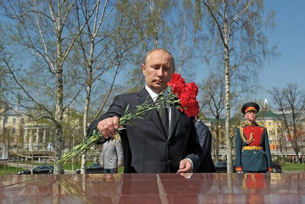 Vladimir Putin laid flowers at the memorial signs established in honour of the hero cities by the Kremlin wall.