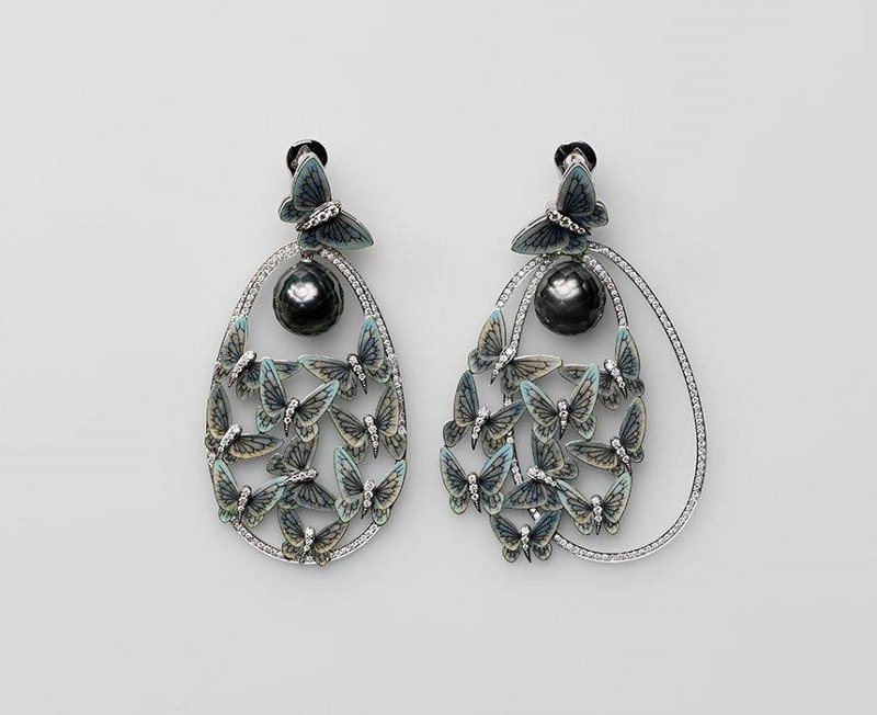 Earrings “Butterflies” Ilgiz F. Russia, Moscow. 2012 Gold, diamonds, faceted pearl, “hot enamel”. Moscow Kremlin Museums’ collection.