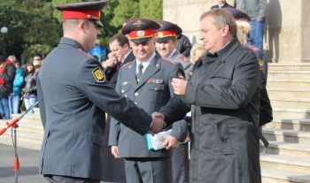 Anatoliy Pakhomov thanks Police officer