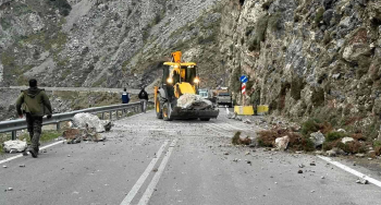 Rockslide Endagers Traffic in Kourtaliotiko Gorge
