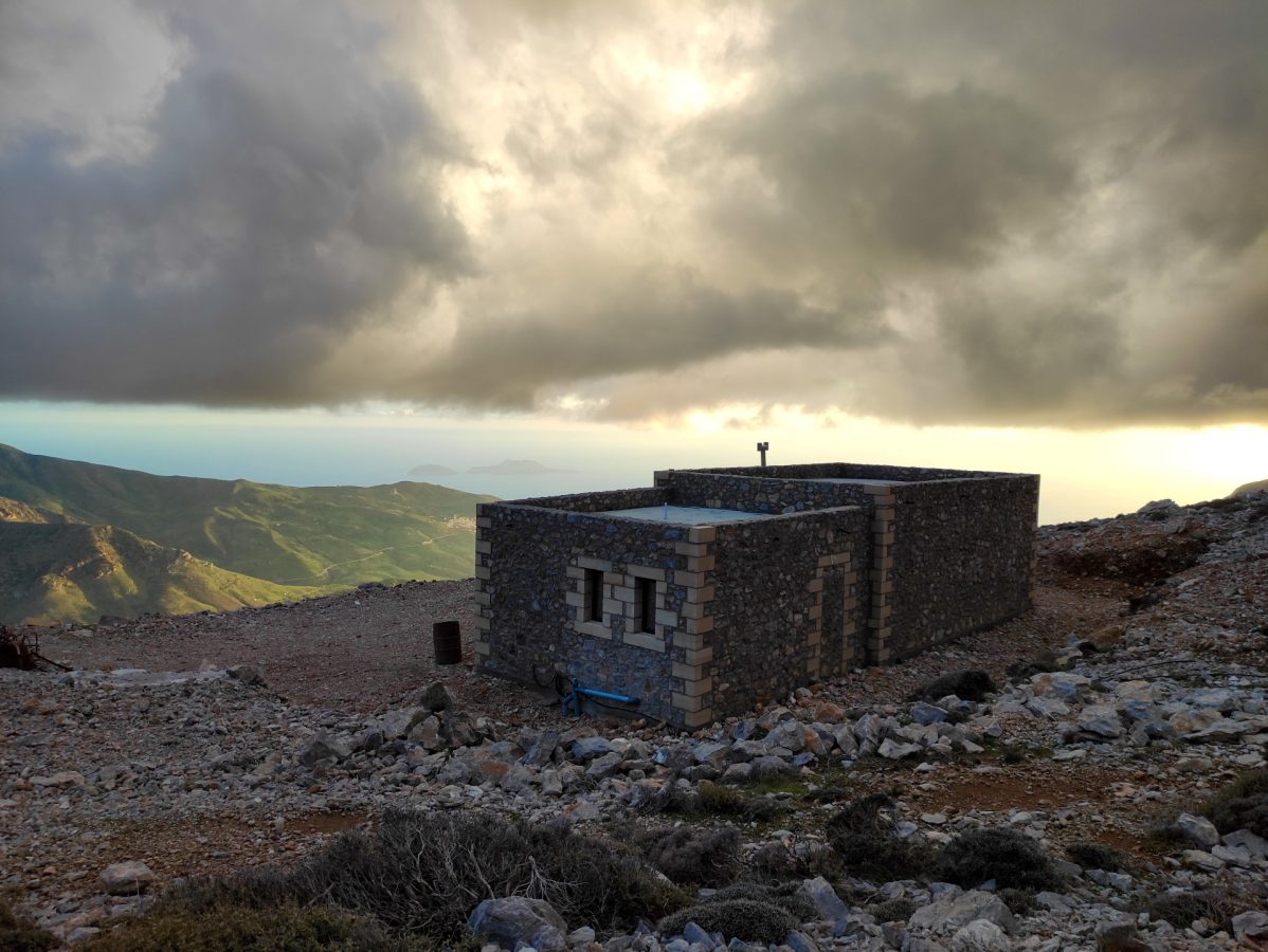 Krya Vryssi shelter at Kedros