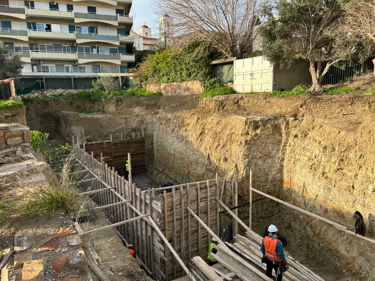 At the construction site of the Archaeological Museum of Chios, work on the modernization and expansion of the building is progressing rapidly.