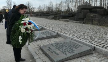 Culture Minister Lina Mendoni commemorates the 53,000 Greek Jewish victims of Auschwitz during her visit to Poland.