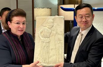 Lina Mendoni in China