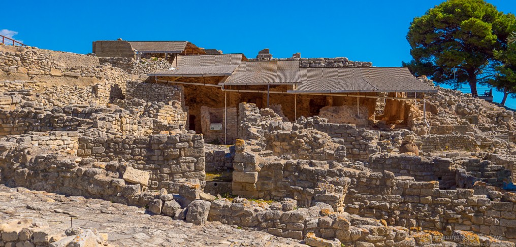 The area of ​​the shelters with the Palace of Phaestus (Old and New)