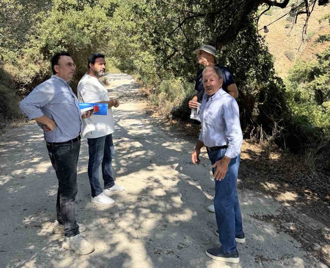 Deputy Mayor Giorgos Sisamakis with community presidents Giannis Kongakis of Kerasia and Vagelis Piperakis of Ano Asites, inspecting the redevelopment sites.