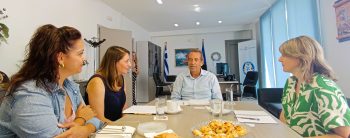 Mayor Zacharias Doxastakis met British Consul Alexandra Gregory to discuss tourism ties, safety for UK visitors, and sustainability.