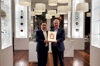 Chinese Ambassador to Greece Fang Qiu and the Governor of Crete Stavros Arnaoutakis