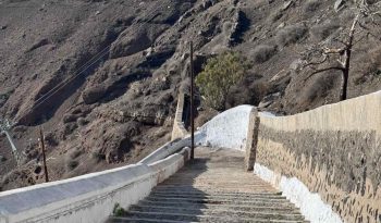 stepped path linking Fira to the Old Port