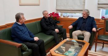 Stavros Arnaoutakis met Sitia Mayor Giorgos Zervakis to review VOAK